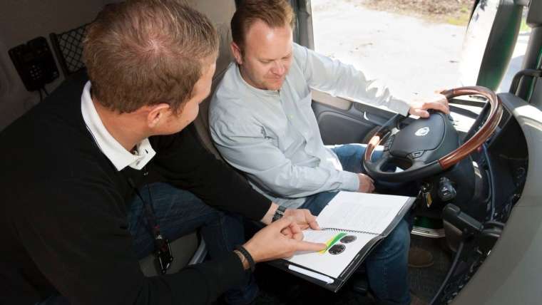What to Look For in the Best Truck Driving School?